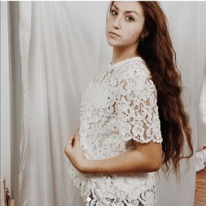 🤍white lace blouse w/cami underneath!!🤍
